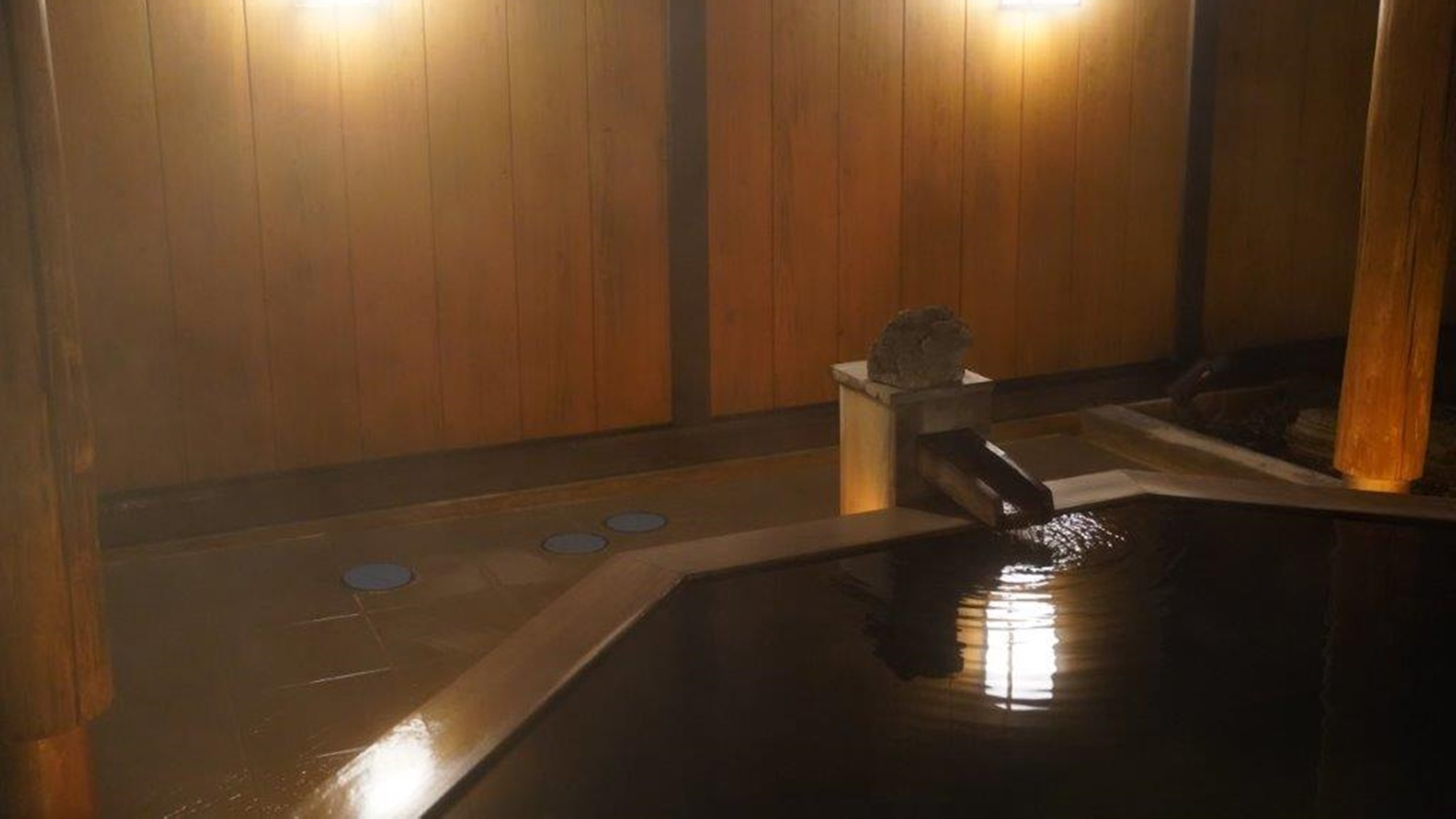 露天風呂／季節ごとに変わる奥会津の美しい景色を眺めながらのんびりとご入浴下さい。