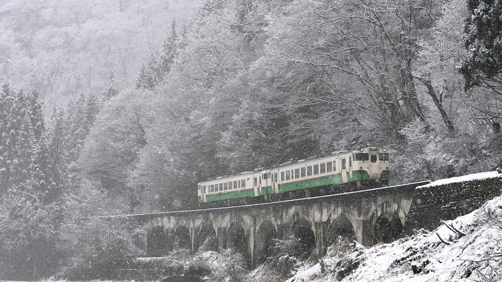 *【JR只見線】冬銀世界のなかを走り抜ける列車。