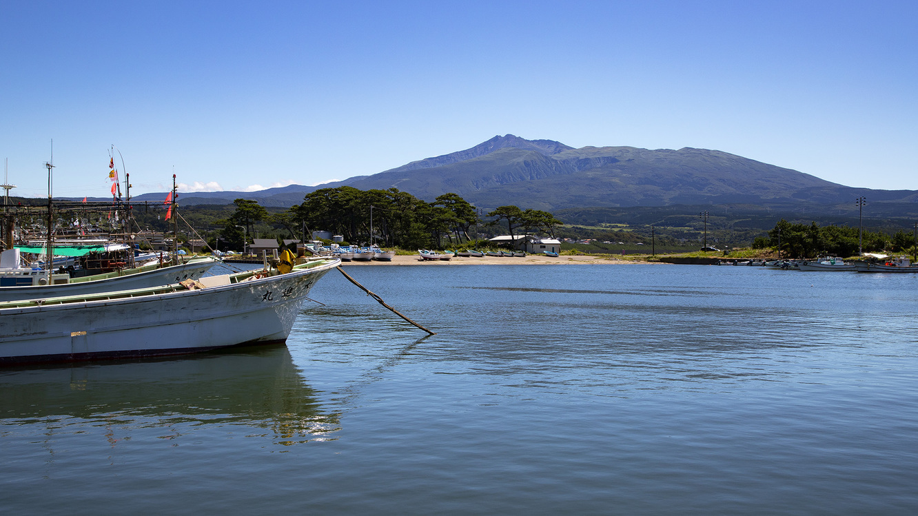 【周辺観光】日本海と鳥海山を一緒に眺められる美しい景色