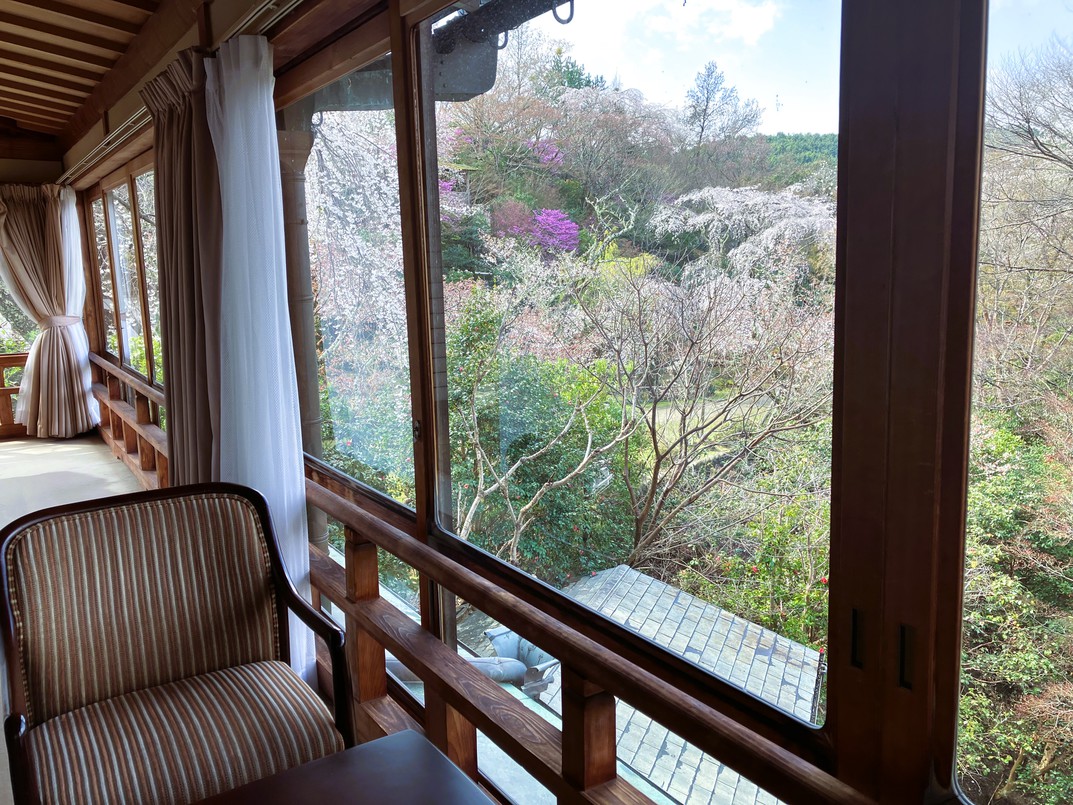 松の間＿眺望（春の桜）