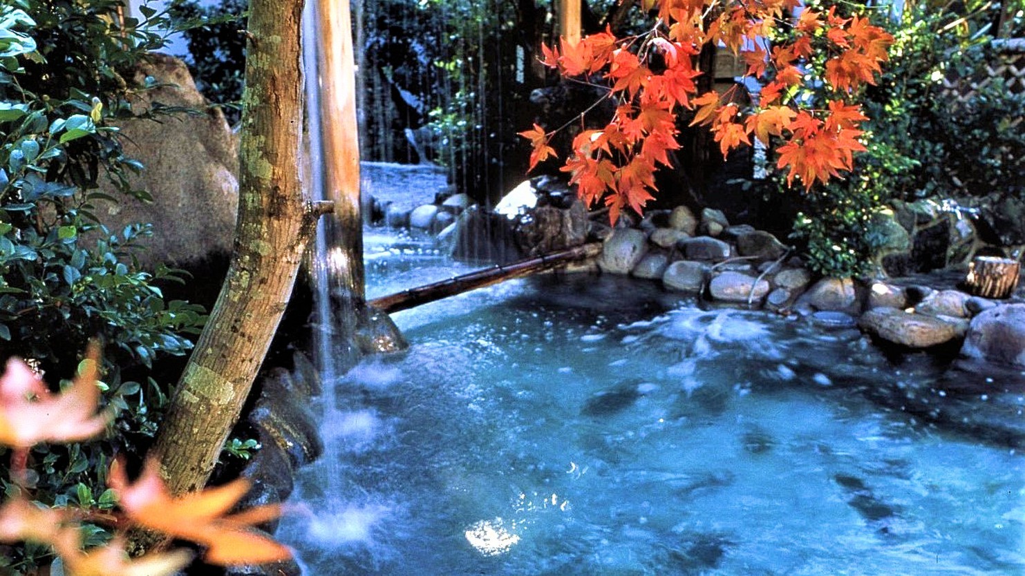 秋の大浴場露天風呂の庭園も色づきます
