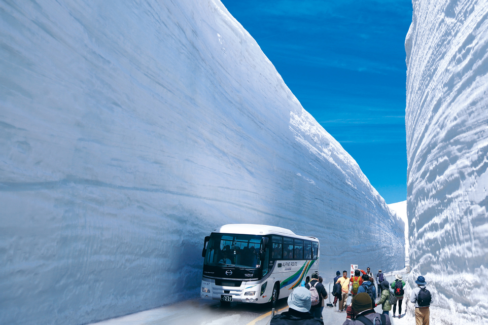 【立山黒部アルペンルート】雪の大谷と電気バス（4月中旬〜6月中旬）