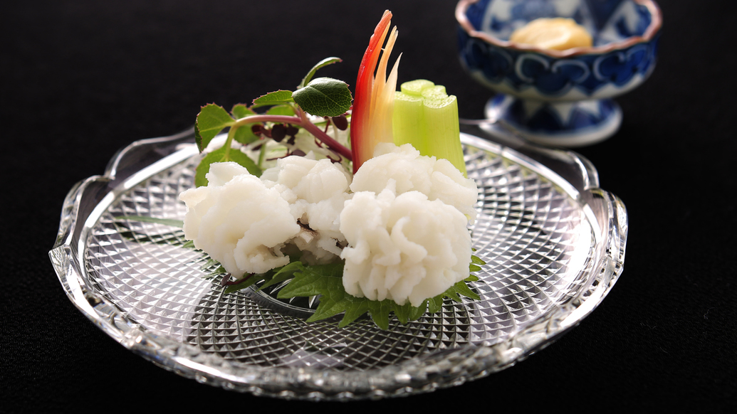 【夏の雅膳】強肴：鱧の湯引き酢味噌針野菜（茗荷生姜葱大葉紅蓼）太胡瓜防風蓮芋