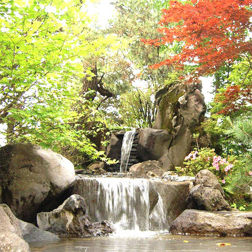 滝の流れる日本庭園