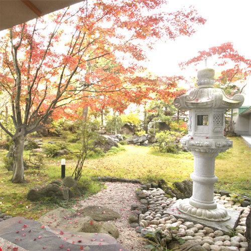 紅葉の美しい日本庭園