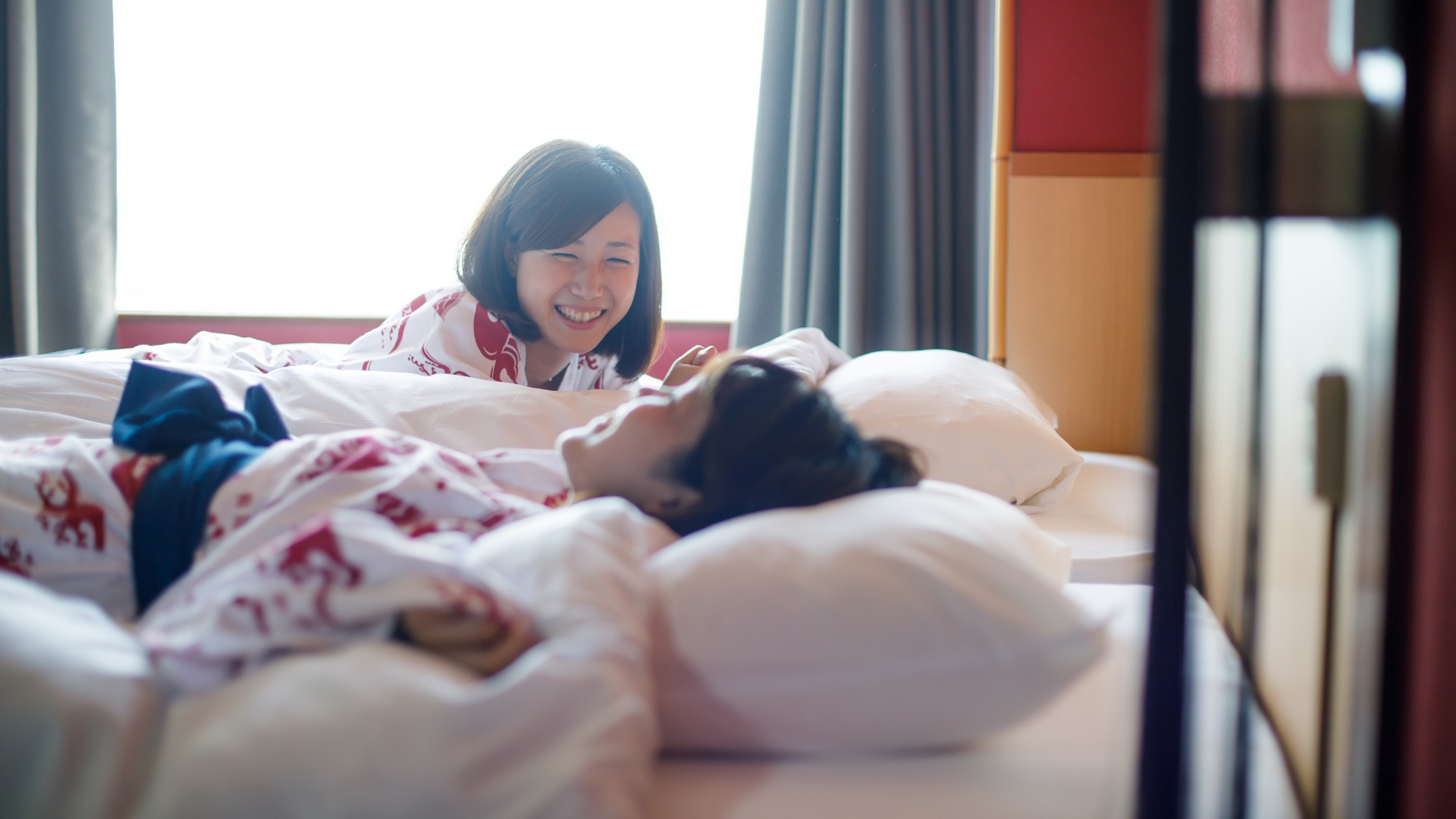 輪島港を眺めるベッド付きのお部屋「うるし」。