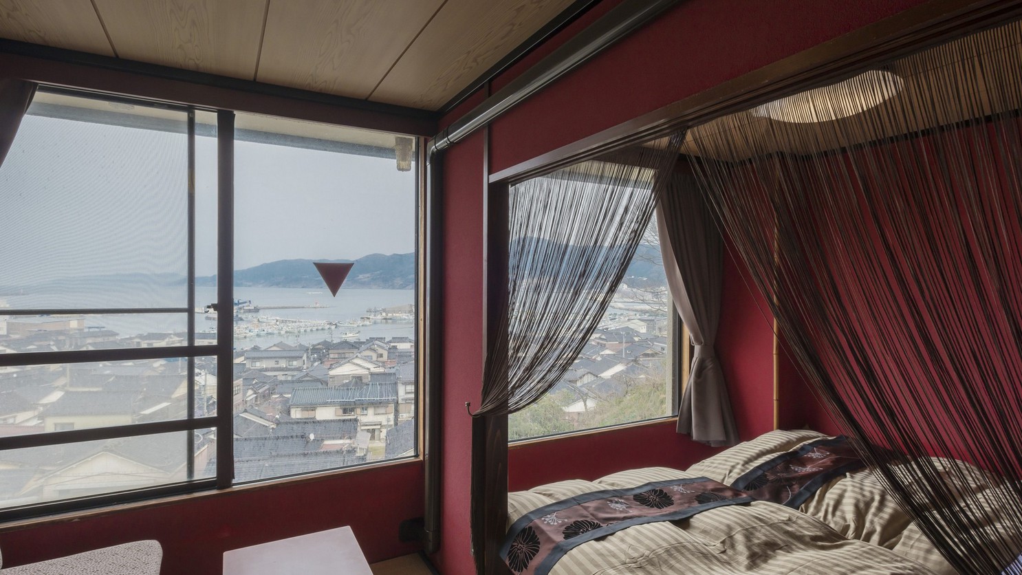 輪島港を眺めるお部屋「うるし」。ベッド付きの和洋室です。