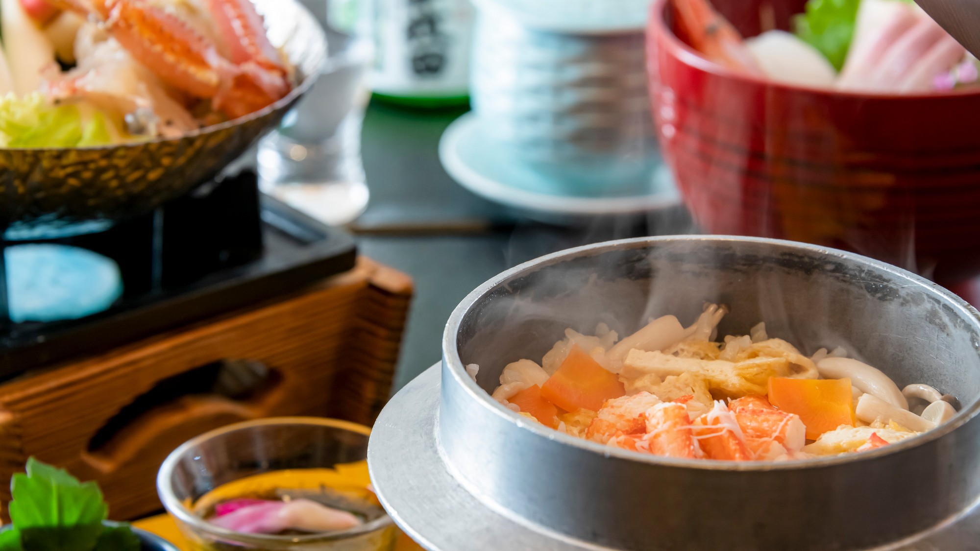釜で炊き上げ、熱々を頂く蟹釜飯。蟹の香りが食欲をそそります。