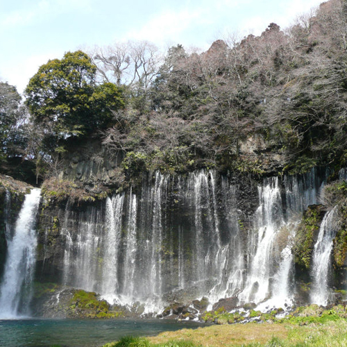 白糸の滝（お車で４０分）