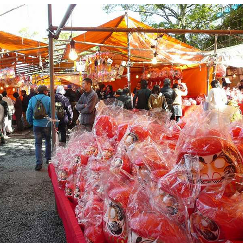 毘沙門天妙法寺（お車で２０分）毎年２月には日本三大だるま市が開催されます