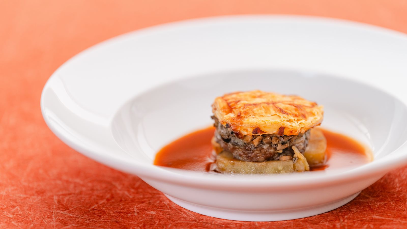 島根和牛のアッシェステーキときのこのパイ生地焼き 〜赤ワインとフォンドヴォーのソース〜