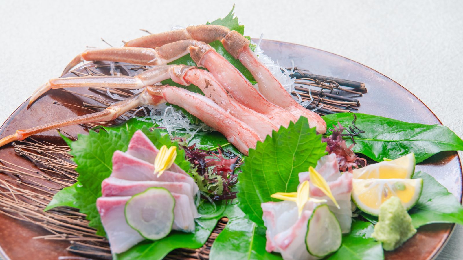 蟹刺しと地魚の盛り合わせ（※画像は２名盛り）