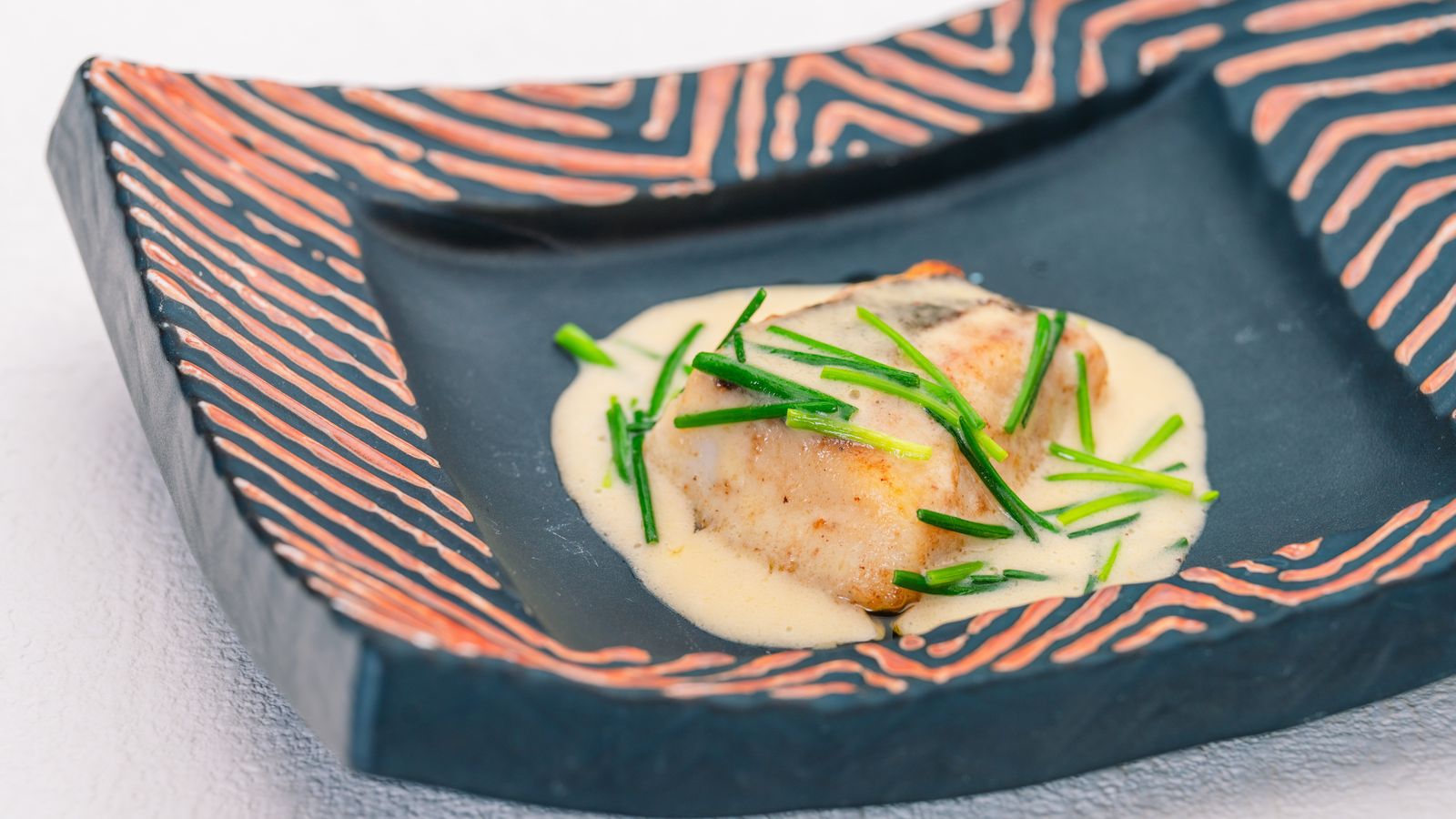 山陰産鰈の一夜干しをソテー〜青葱とフリカッセソース〜