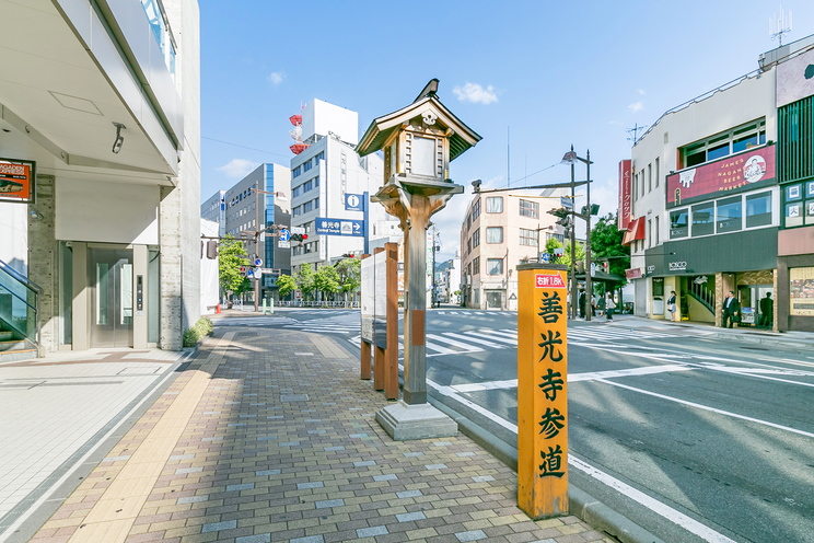 ホテルは、善光寺まで向かう参道、「中央通り」に面しています。