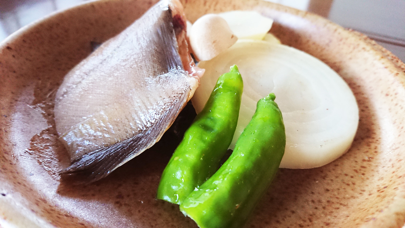 *【夕食一例】旬の魚と自家製野菜の陶板焼き