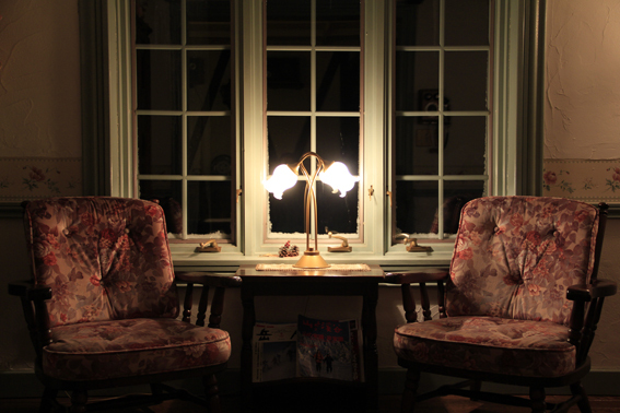 人気のコーナーの窓辺の夜