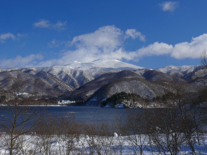 桧原湖からの山
