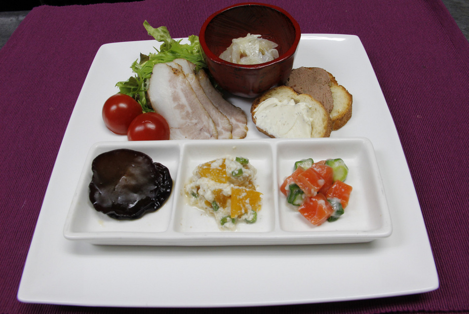 夕食のコースは前菜から