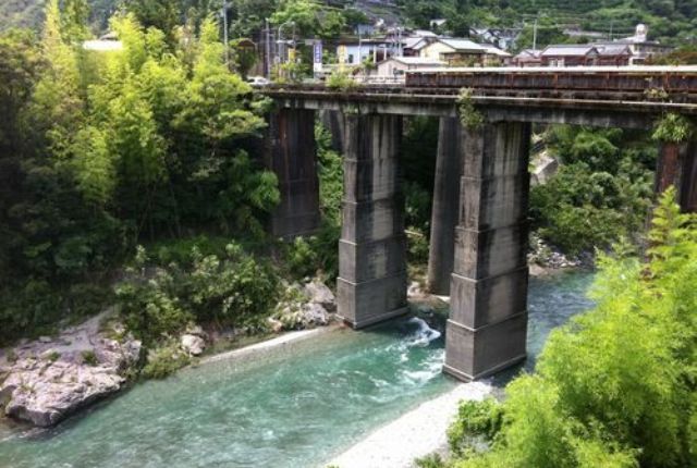 川口橋土居川のキレイな流れもいいここは橋脚がフランス的レンガ積