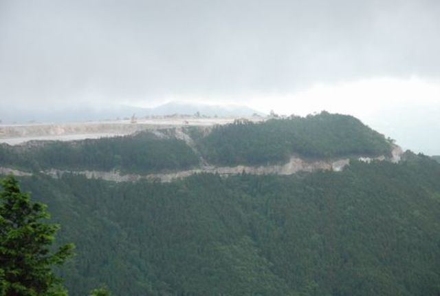 鳥形山森林公園展望台鳥形山の石灰採掘現場が見える