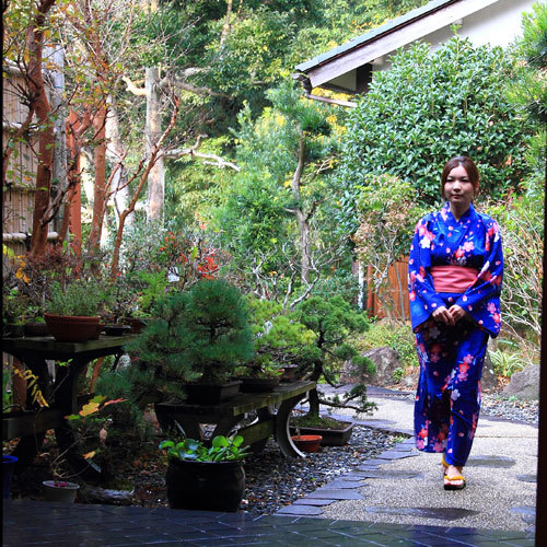 玄関前の庭&歩いてくる女性