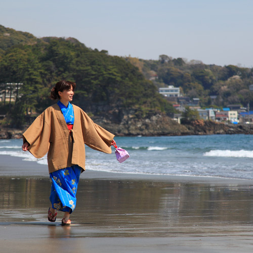 今井浜を歩く浴衣女性