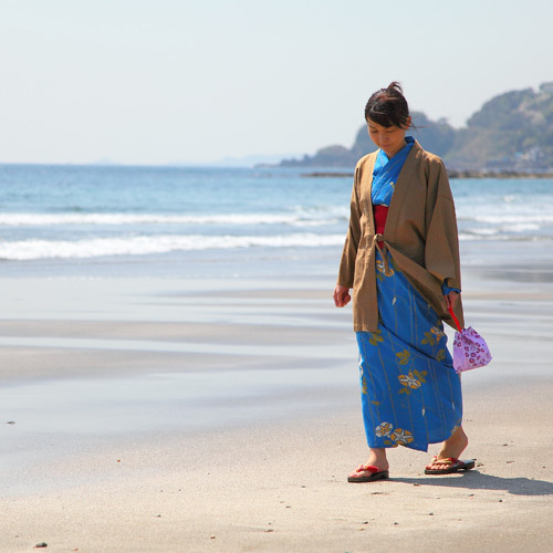 今井浜を歩く浴衣女性