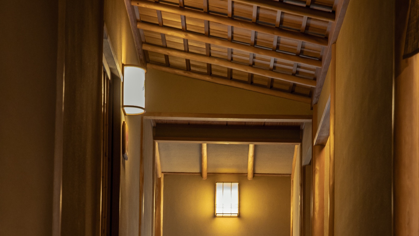 【館内】京の名工による、木造の佇まいもお楽しみください。