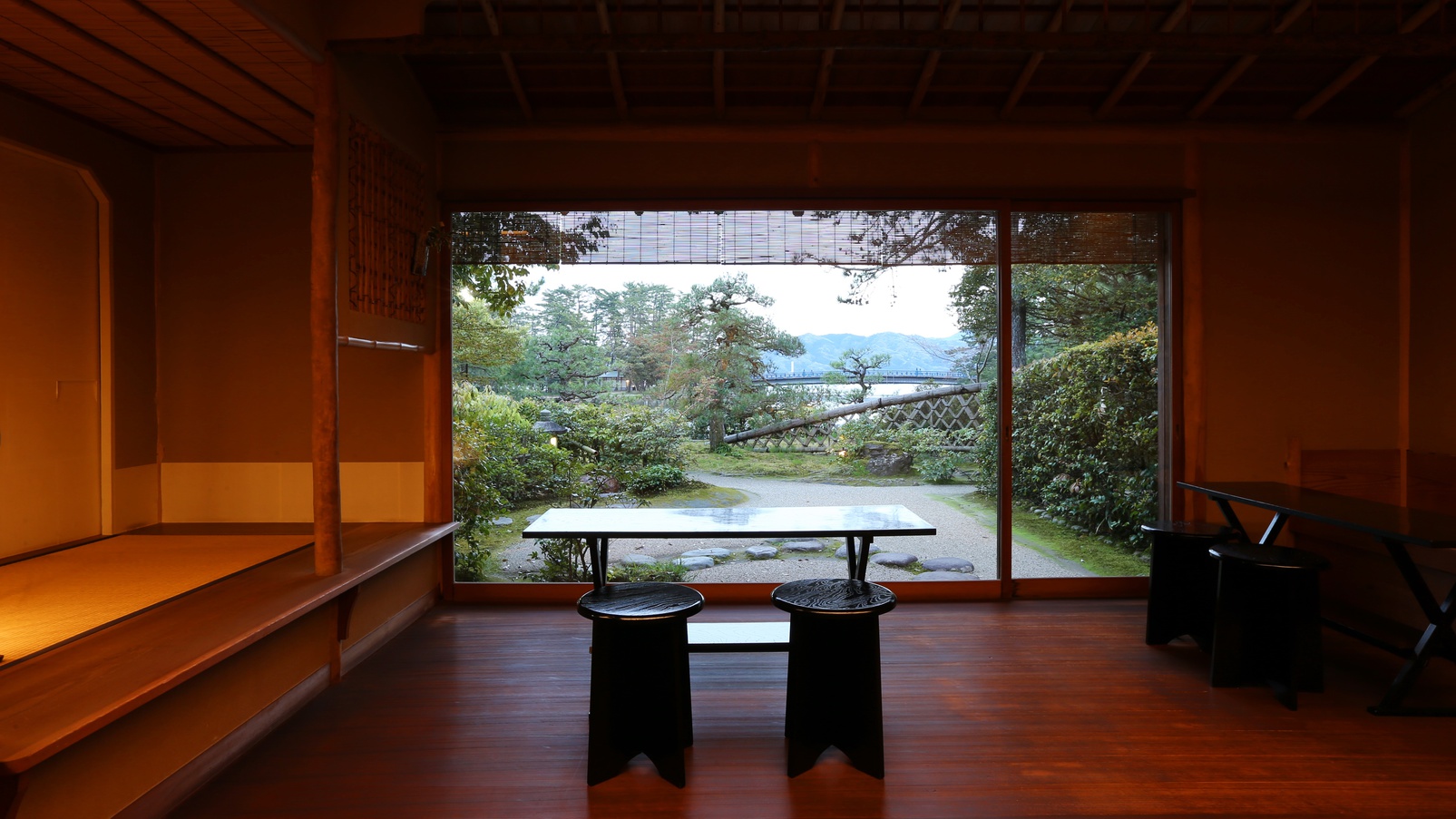 立礼【ロビーからの景色】庭と阿蘇海。その向こうには日本三景をお楽しみ頂けます