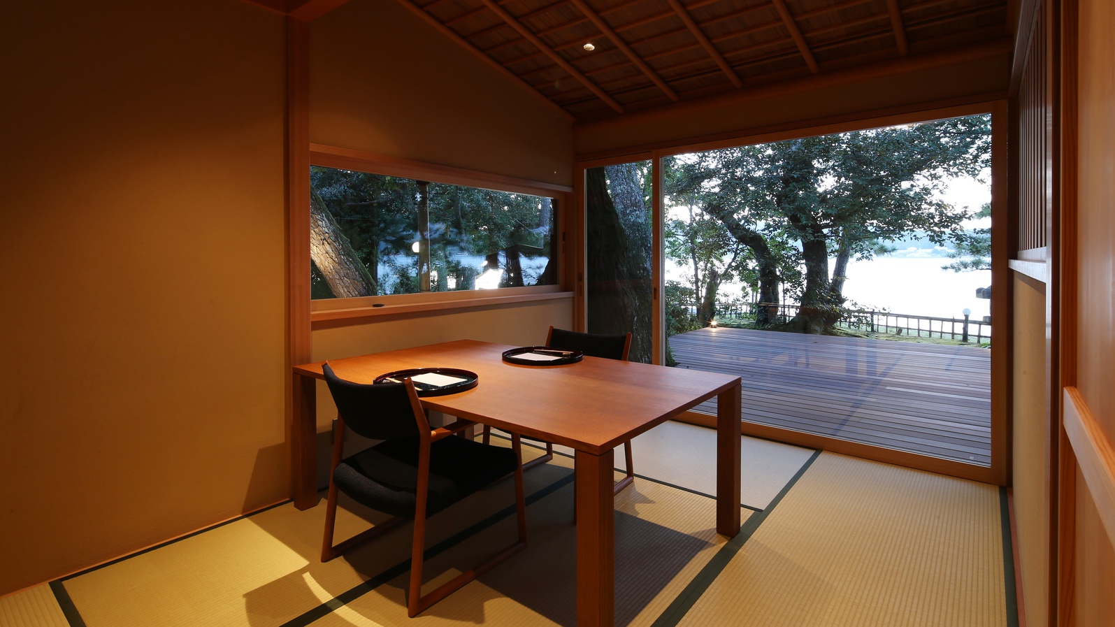食事処「宝莱」2室は阿蘇海の眺めをご覧頂きながらお食事いただけます。