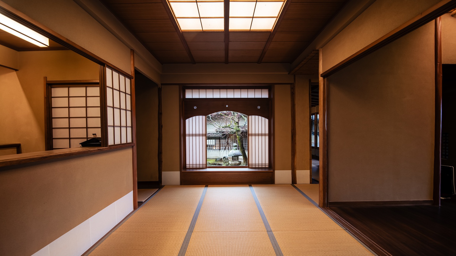 【概要】京の宮大工の手による、和の趣が豊かな木造建築です。