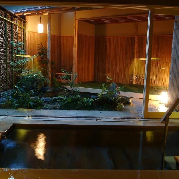 【内湯】高野槇で作られた浴槽、壁は栗材を使用