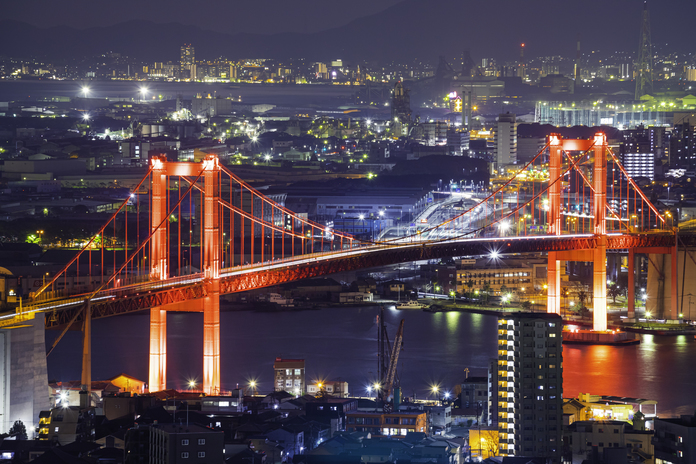 高塔山からの夜景ライトアップされた若戸大橋