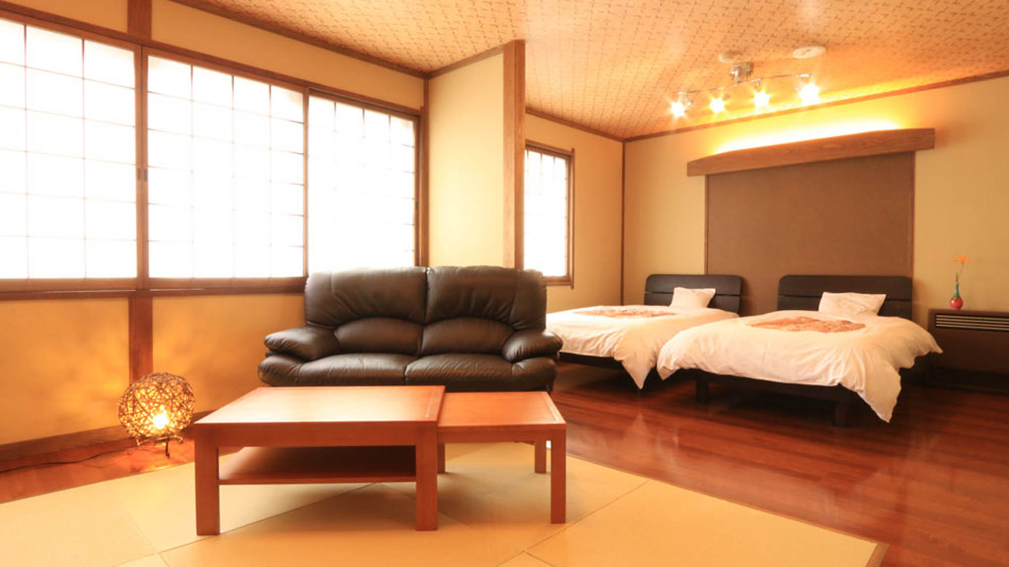 【和洋室】モダンなインテリアで飾られた木の温もりのあるお部屋です。ゆったりおくつろぎ下さい。