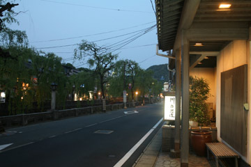 夕暮れ時の玄関付近