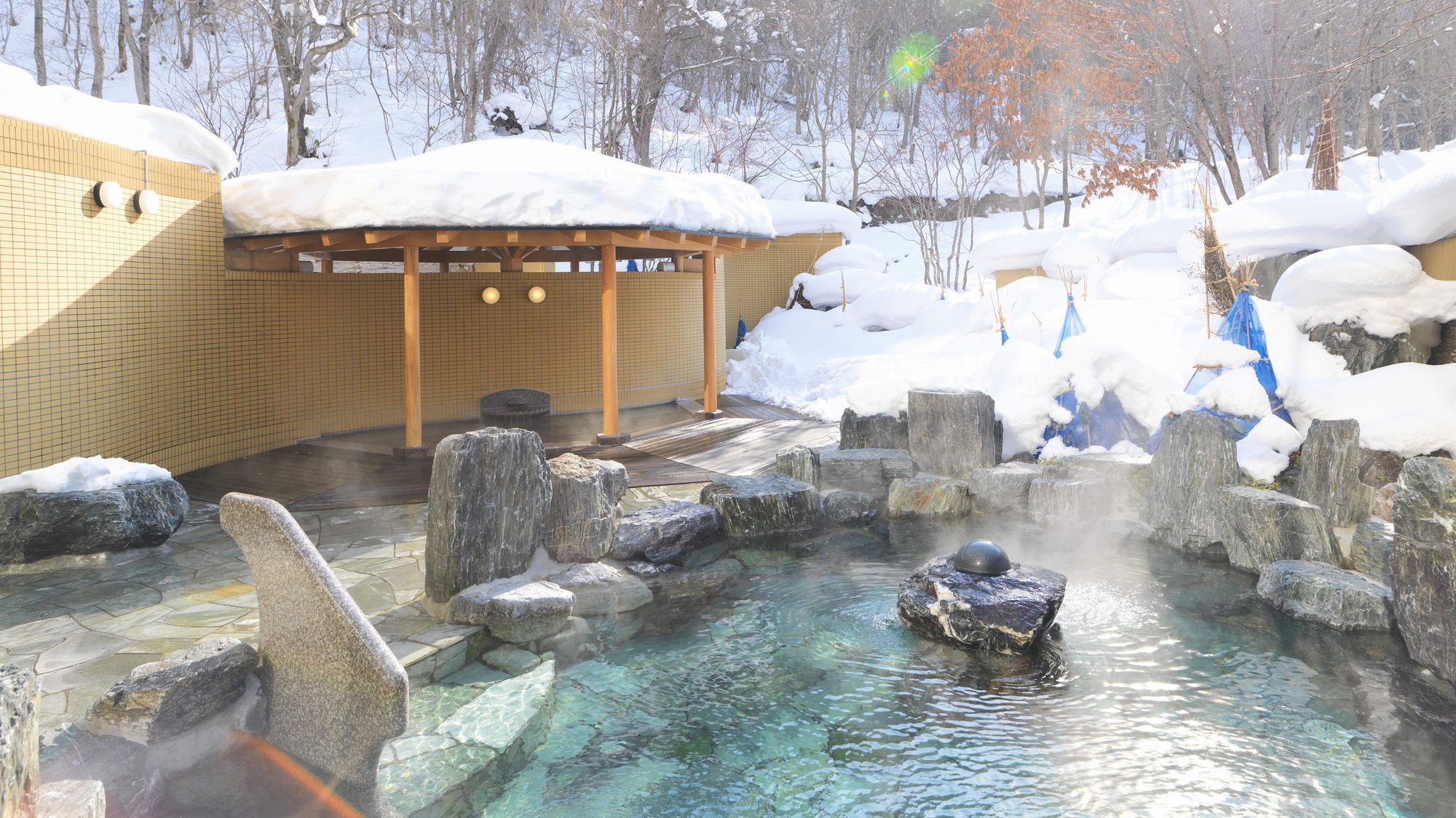 【露天風呂】冬には雪見露天を楽しみながらのんびり湯浴みを。