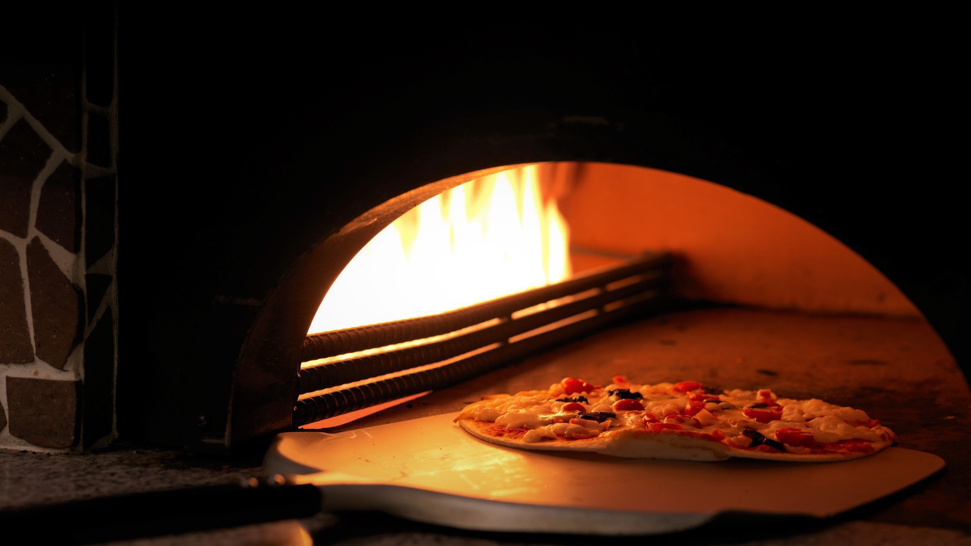 【森ビュッフェ】オープンキッチンでお好みの具材&ソースでオリジナルピザをお作りします（夕食イメージ）