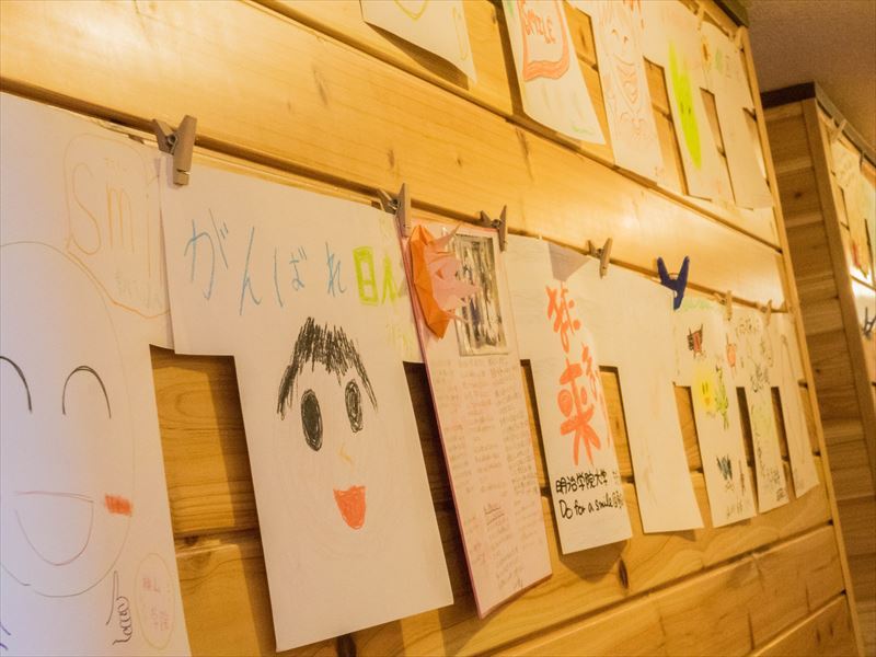 「本館」1F廊下笑顔の展覧会