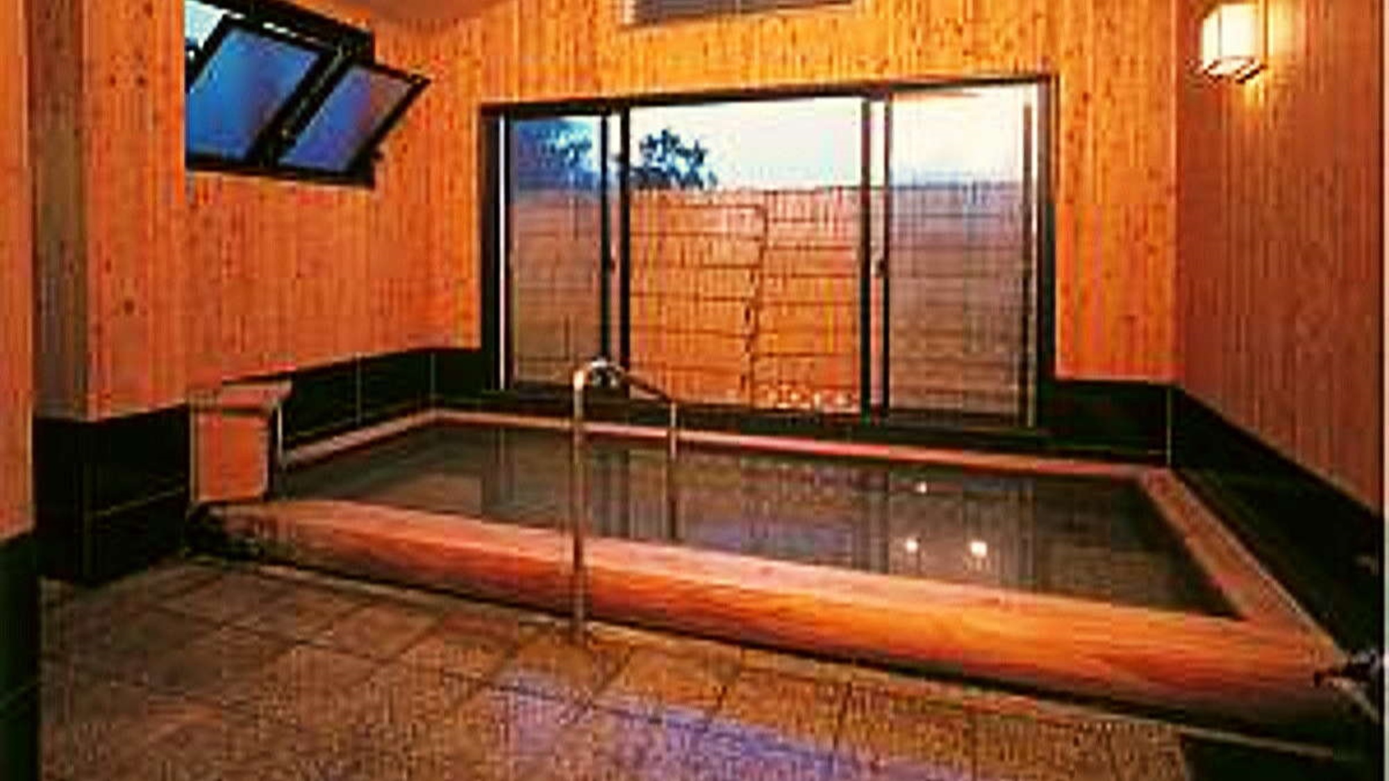 貸切風呂/スチームサウナと三畳ほどの和室があり、ゆったりとした時間と空間でお風呂を楽しんで頂けます