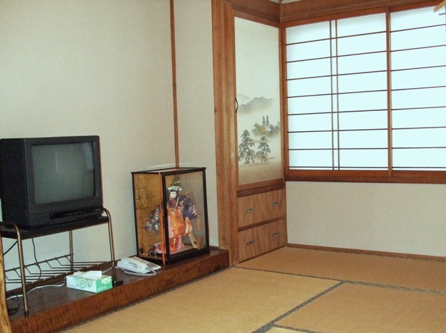 Kappo Tsuunen Minshuku Yamaya Kappo Tsuunen Minshuku Yamaya is conveniently located in the popular Joetsu area. The property has everything you need for a comfortable stay. Take advantage of the propertys fax or photo copying in 