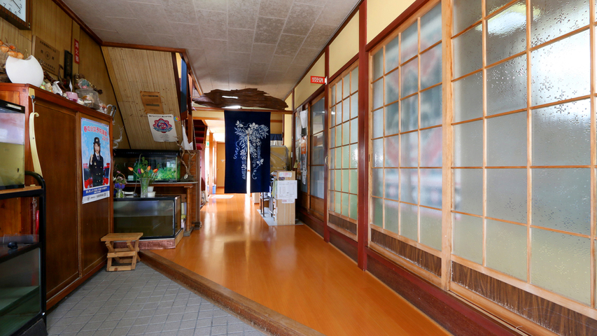 田舎の家に帰ってきたような懐かしい雰囲気の館内