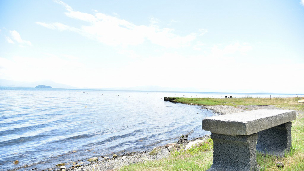 宿からすぐ！穏やかな琵琶湖が広がります