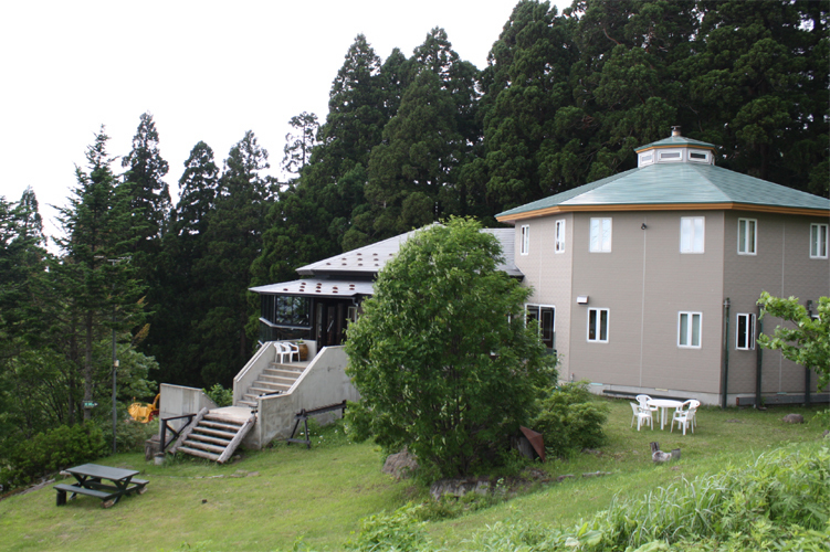 夏の建物外観