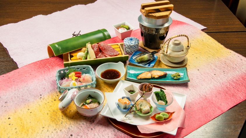 *【春の夕食】「桜葉包み旬筍饅頭蒸し」、「和牛カルビと春野菜の温泉水など旬の素材をお楽しみください。