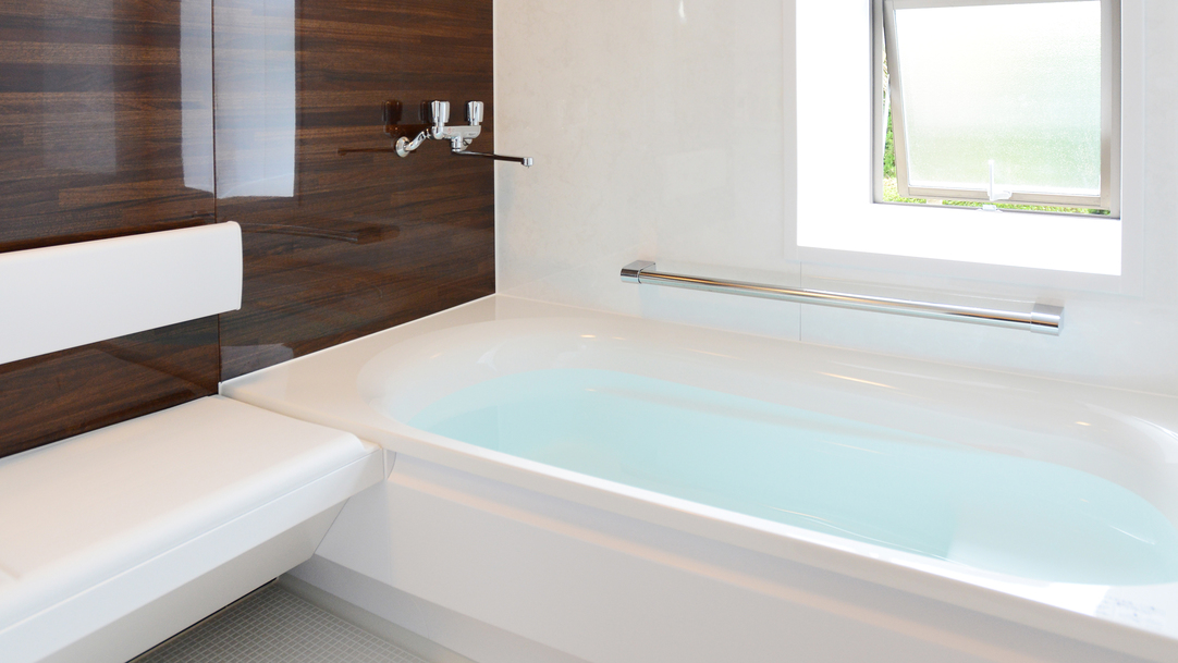 *【和洋室】手すりや腰掛などに配慮したユニバーサルデザインの浴室で、天然温泉をお楽しみください。
