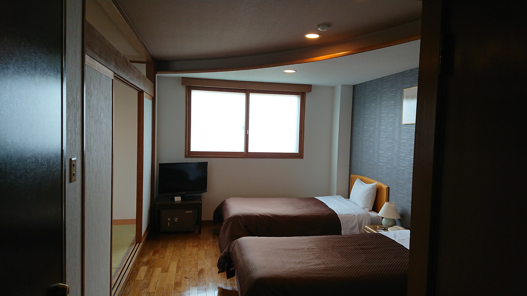ツインベッドに6畳の和室を備えたコンビネーションルームです。