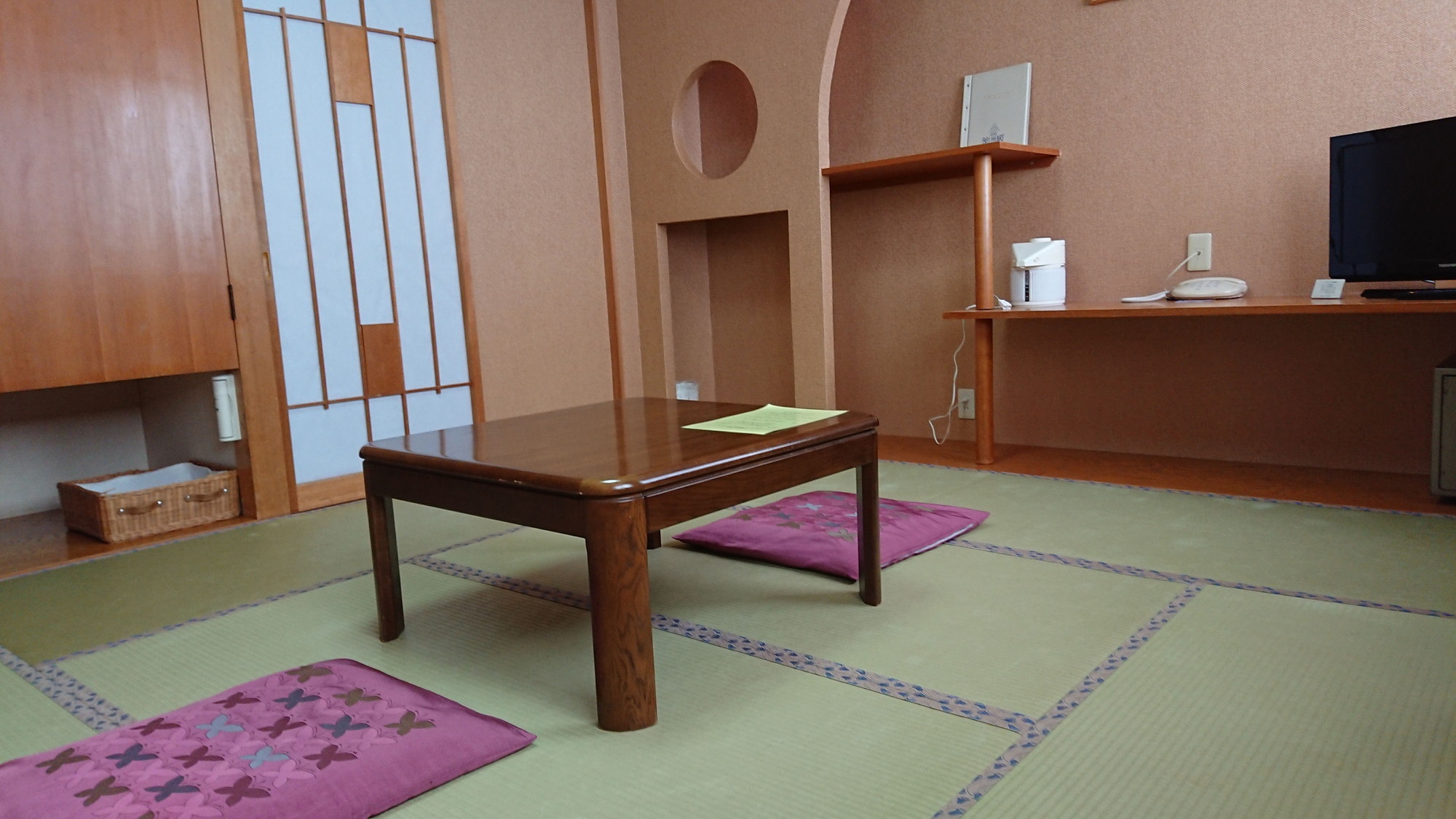 8畳の和室一例。和の落ち着いた雰囲気でお気兼ねなくご宿泊いただけます。