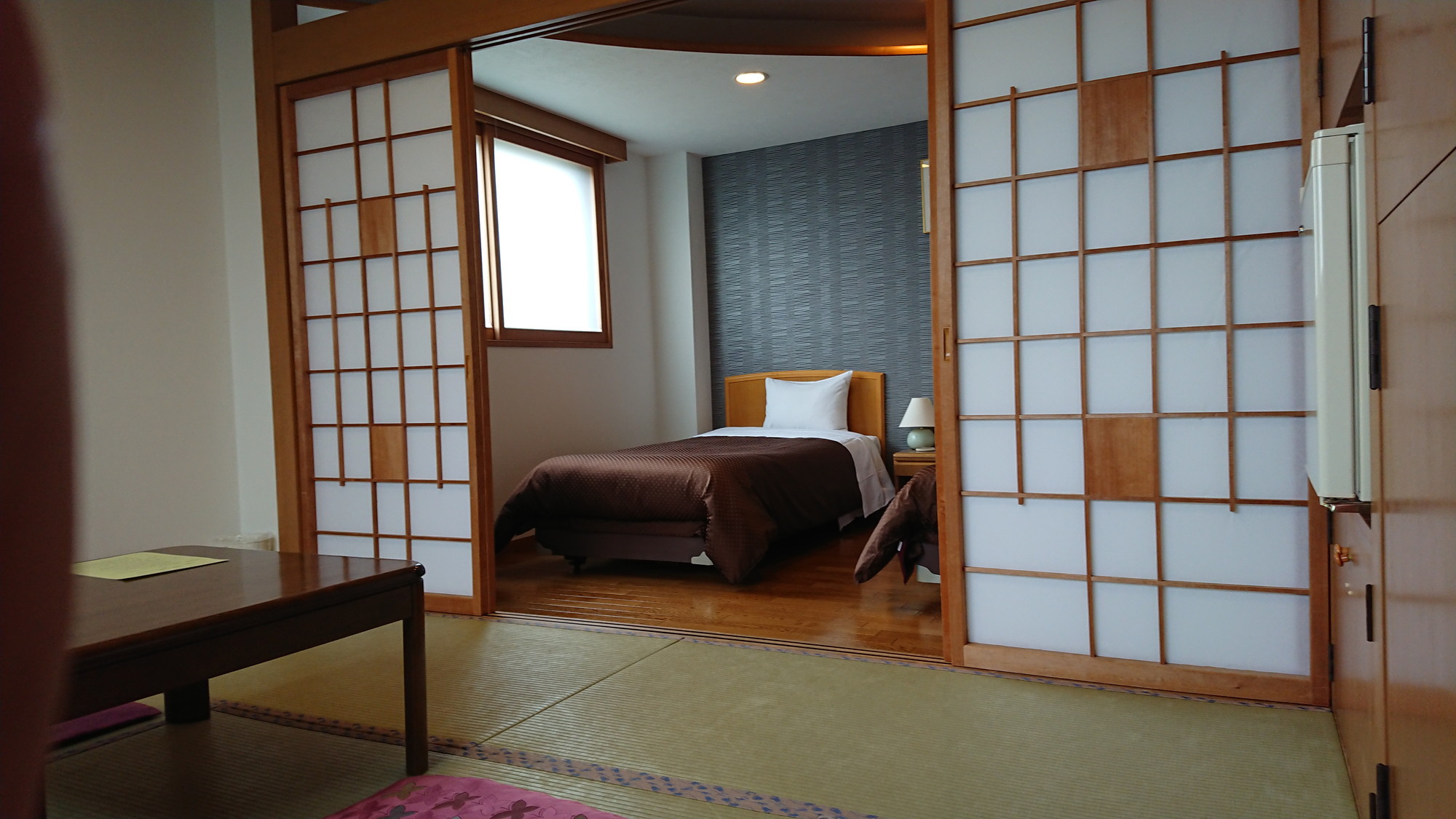 ツインベッドに6畳の和室を備えたコンビネーションルームです。