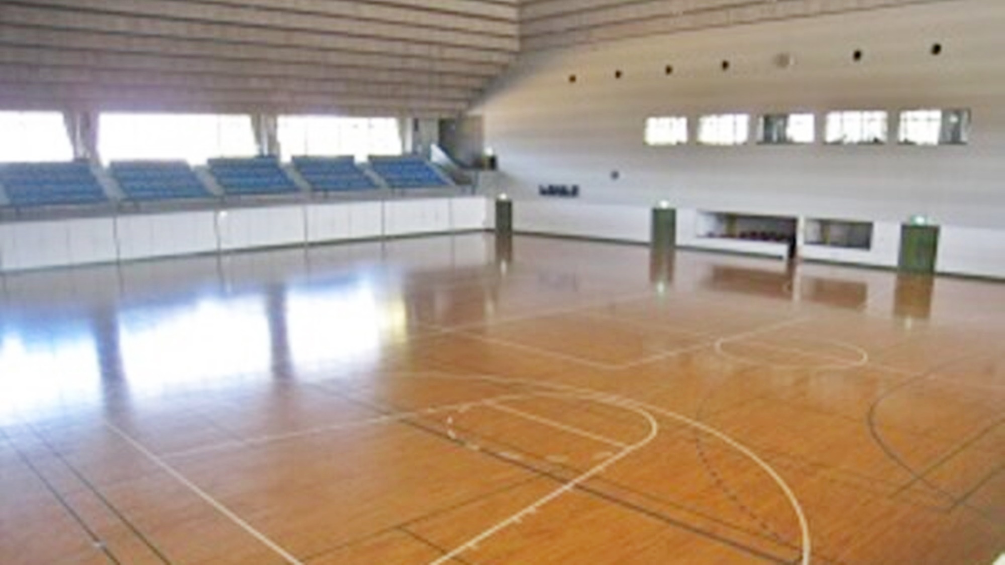*体育館アリーナ観客席（固定・移動）832席 各種競技・ダンス・運動会など様々な種目に利用できます。