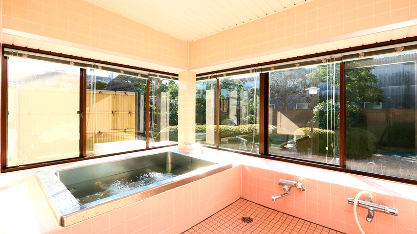 別館お風呂2タイプあります。全面ガラス張りで庭園を眺めながらご入浴できます